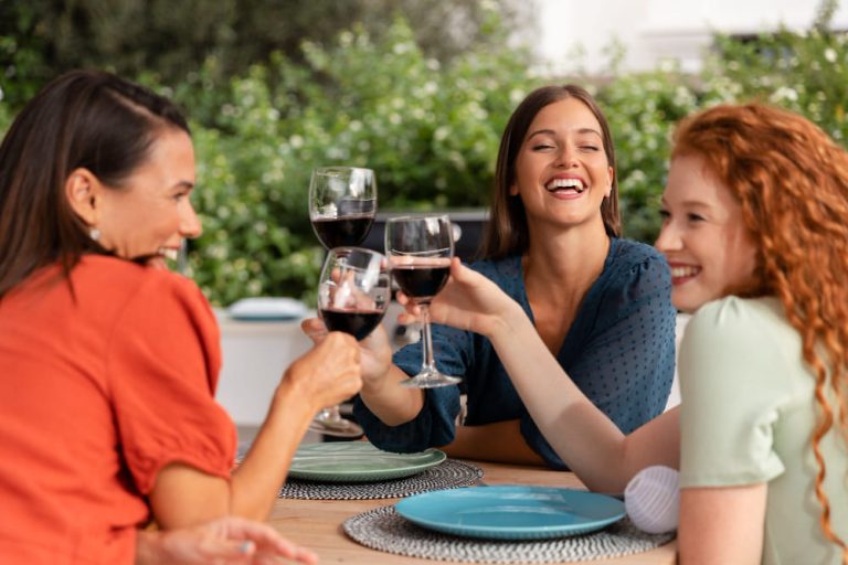 El vino, símbolo universal de celebración y encuentro