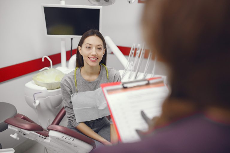 Cómo las clínicas dentales modernas están integrando zonas de ocio y confort para eliminar el estrés del paciente