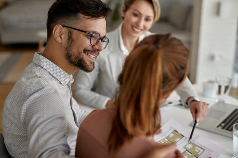 Consejos que debes considerar antes de tomar la decisión de comprar una vivienda adosada